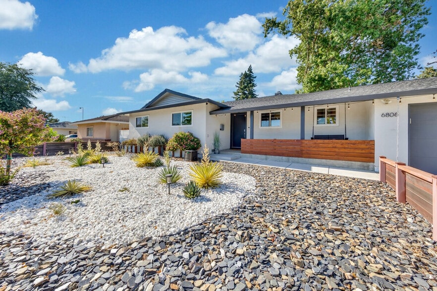 Building Photo - 6836 S Land Park Dr