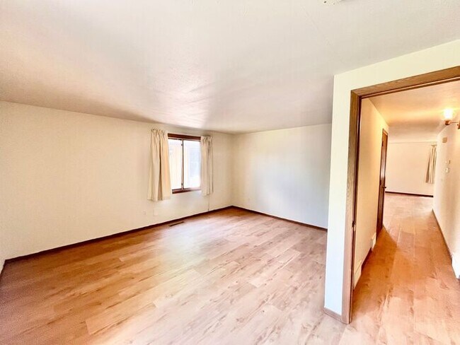 Building Photo - 3 Bed 2 Bath Close to Hughes Staduim