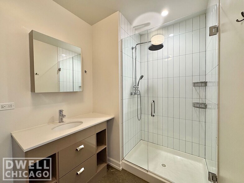 Building Photo - 102 W Chicago Ave