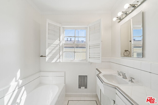 Building Photo - 1284 S Beverly Glen Blvd