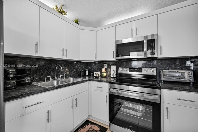 Building Photo - 1334 Collins Ave