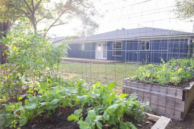 Building Photo - 4815 Oldfort Hill Dr