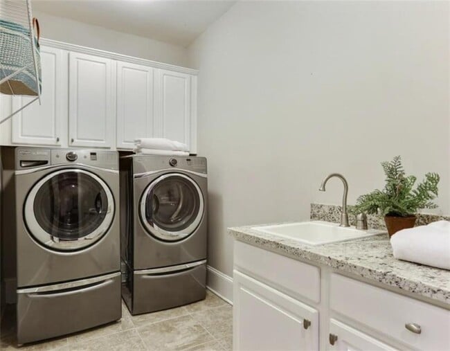 Building Photo - 5010 Merton Ln