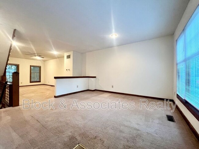 Building Photo - 1419 King Charles Dr