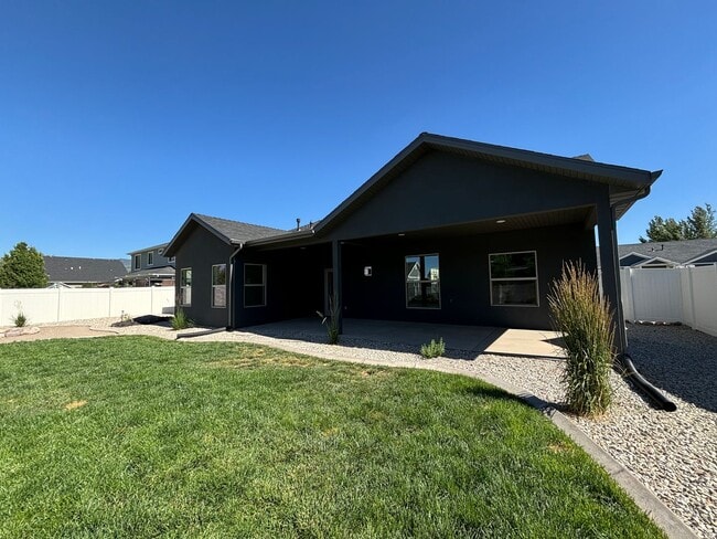 Building Photo - Beautiful Custom Home!