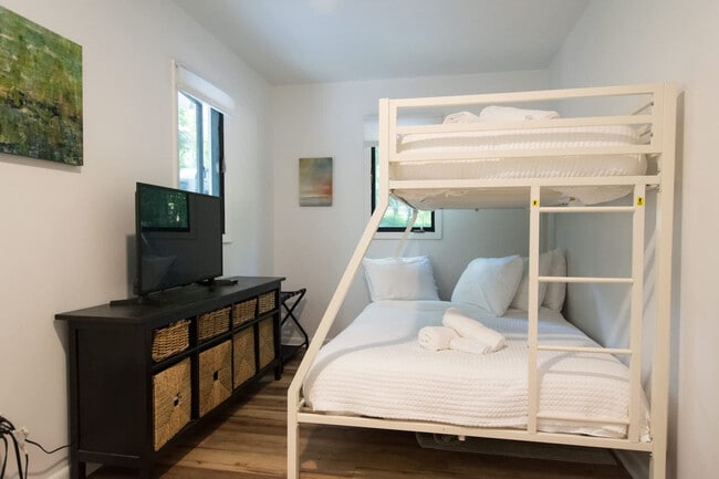 Building Photo - 2750 Holly Hill Dr
