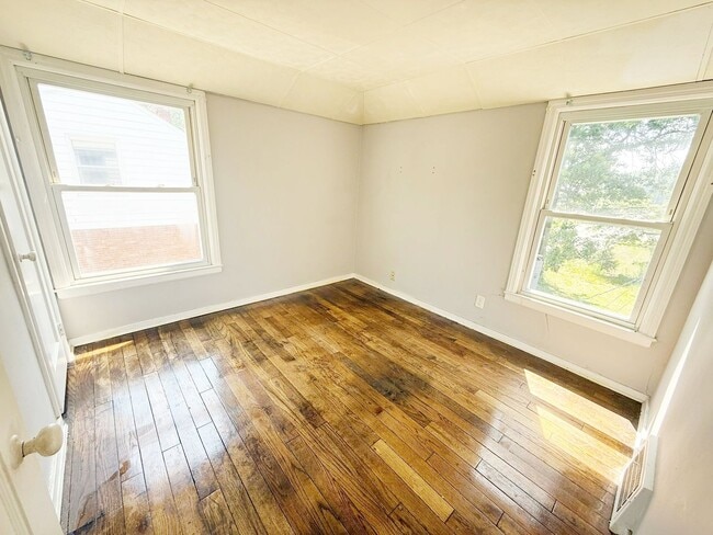 Building Photo - 2 BED 1 BATH BEAUTIFUL SINGLE FAMILY HOME ...