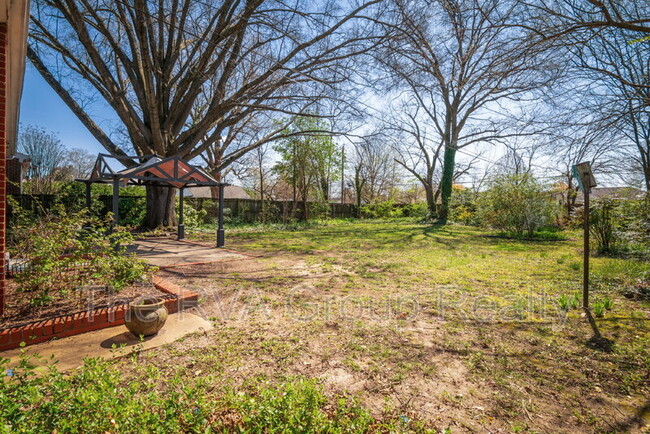 Building Photo - 1207 Whitby Rd