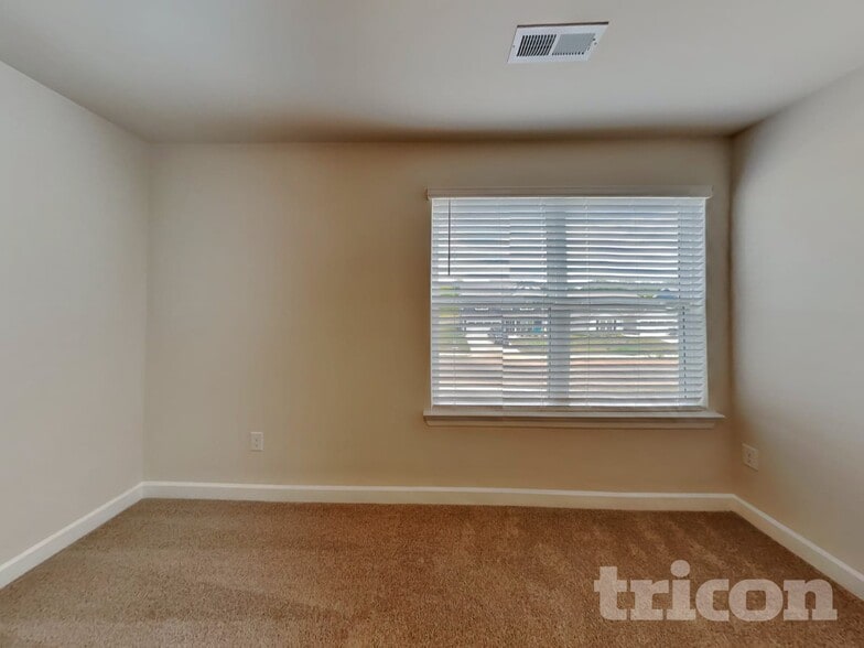 Building Photo - 3326 Quintana Dr