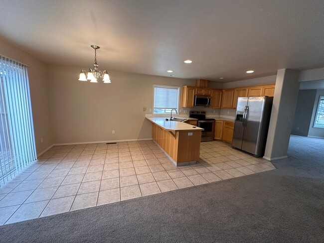 Building Photo - 3 bed, 3.5 bath townhome - Rd 68