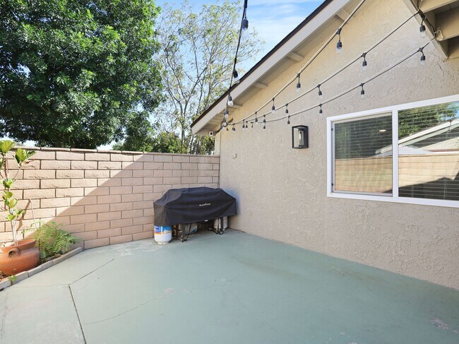 Building Photo - 1619 Carmel Cir W