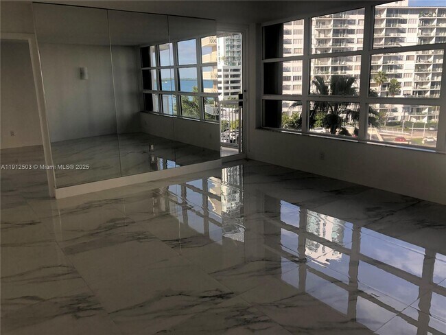 Building Photo - 1440 Brickell Bay Dr