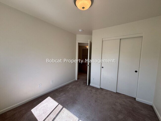 Building Photo - 217 Meadowood Ct