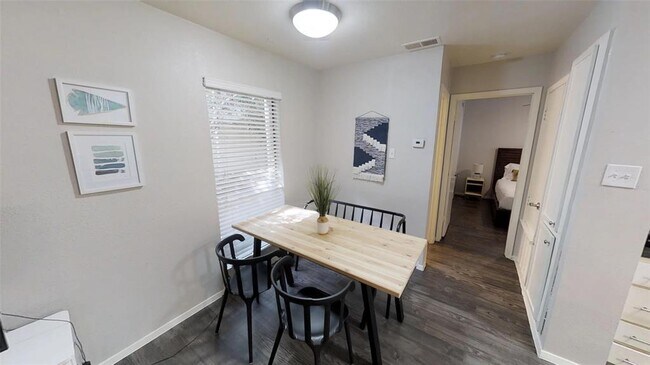 Building Photo - 1117 Hollow Creek Dr