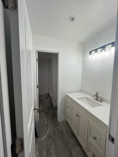 1st floor full bathroom - 3643 Brooks Ave