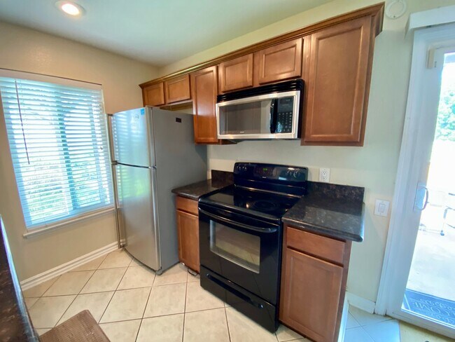 Building Photo - 2 Bed, 1 Bath Condo with a view of the hills!