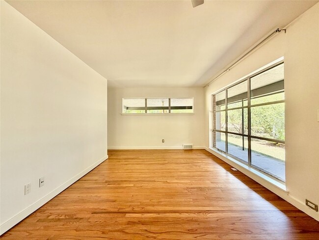 Building Photo - 2223 Forest Oaks Dr