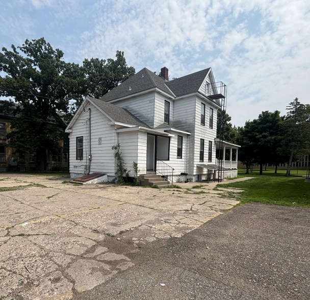 Building Photo - 611 5th Ave S
