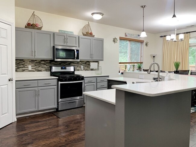 Building Photo - Remodeled Maple Woods Beauty