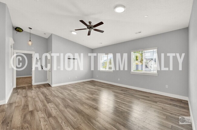 Building Photo - Top Floor Condo in Saratoga Springs!
