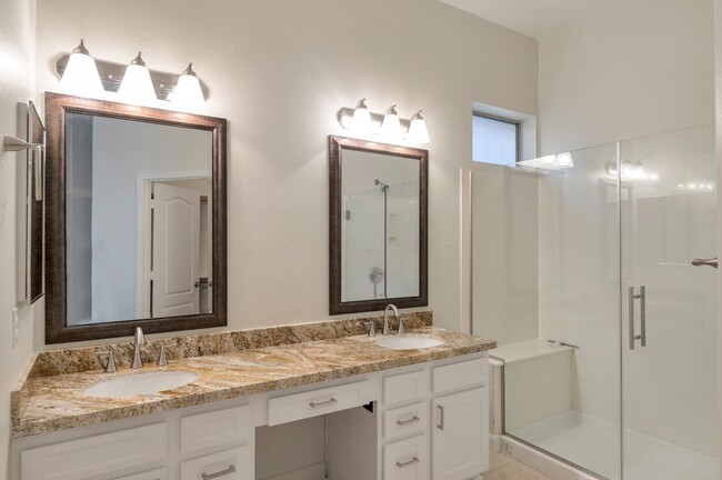 Building Photo - Stunning Renovated 3-Bedroom Home in Phoen...
