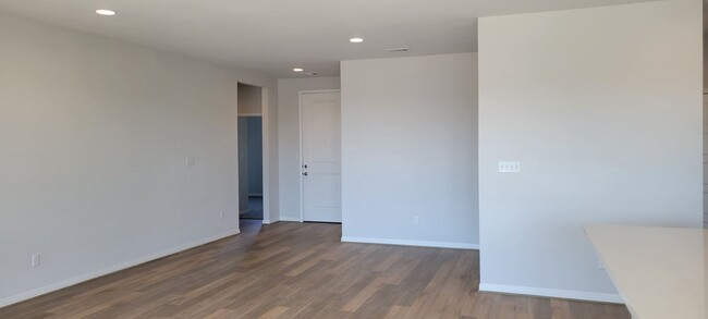 Building Photo - Open Floor Plan, Close to Shopping, Fenced...