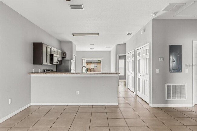 Building Photo - 677 Royalty Ct