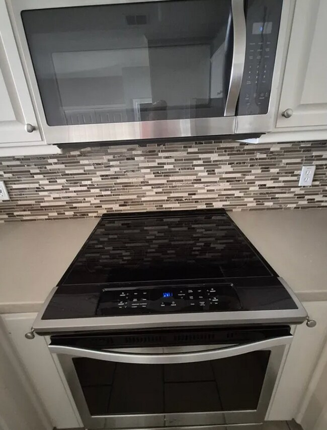 Building Photo - 3 bed 3 bath one block away from Baylor