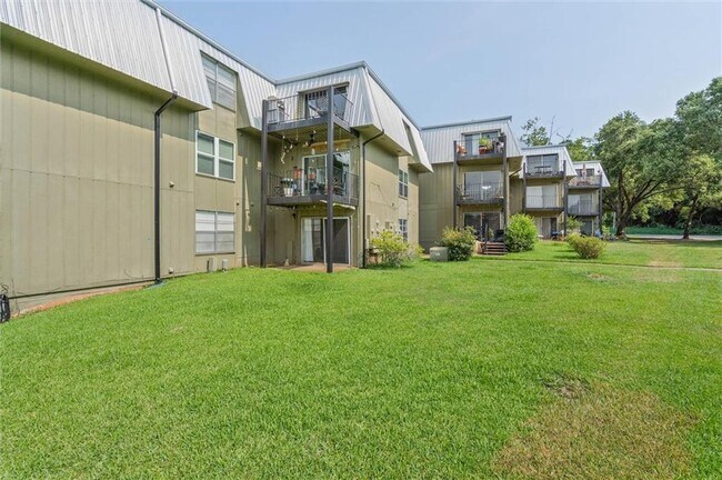 Building Photo - 119 Riverbend Dr