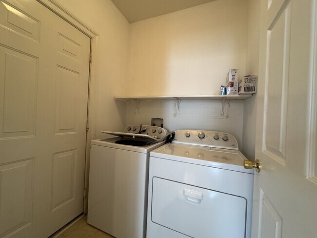Building Photo - Spacious Elegance in Gated Piedmont!