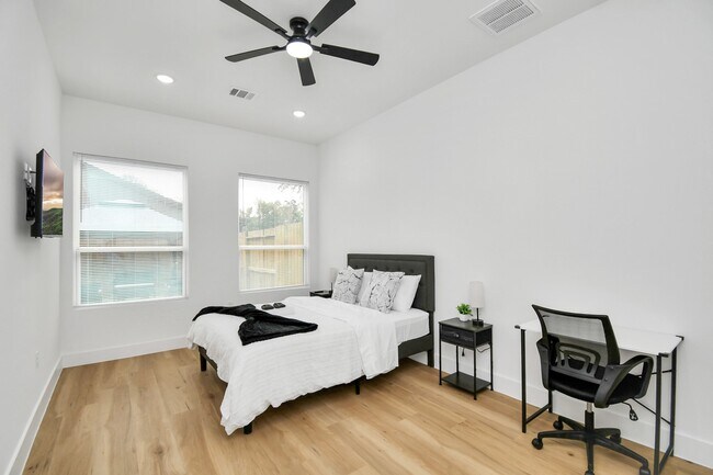 Building Photo - 7129 Sidney St