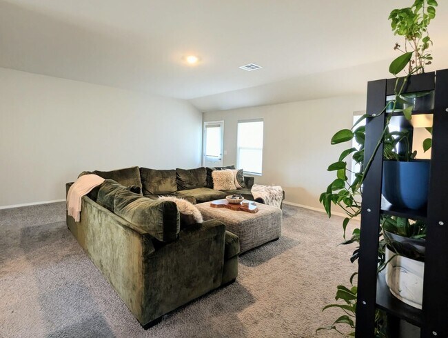 Building Photo - Welcome Home to Comfort and Convenience in Newcastle!