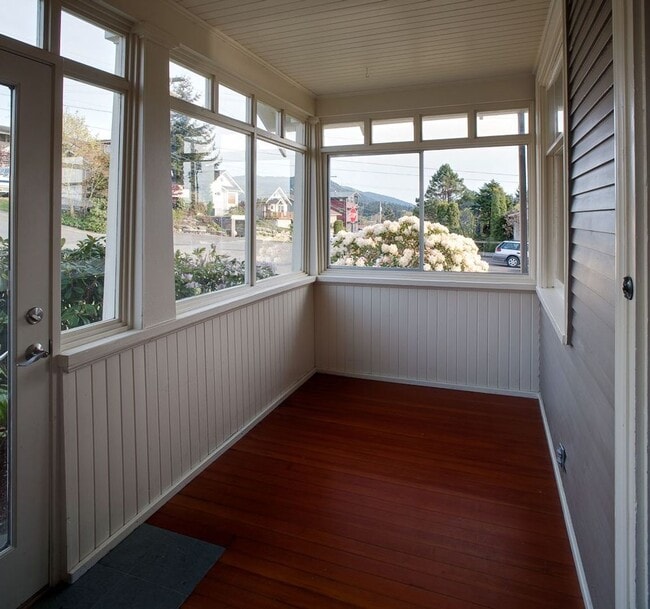 Building Photo - Gorgeous 3 bedroom Home Overlooking Bellin...