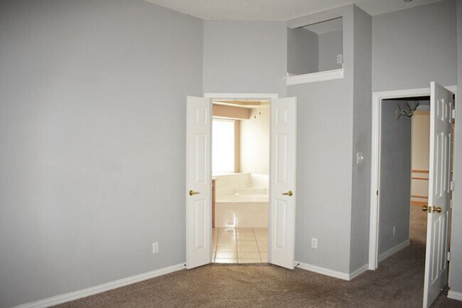Building Photo - Spacious 3-2-2 with Study in North Richlan...