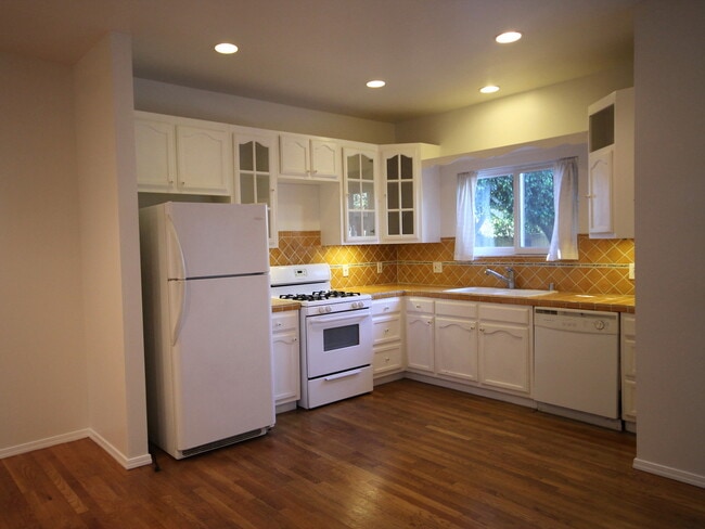 Building Photo - Prime Mid-City--Adorable Private Back Hous...
