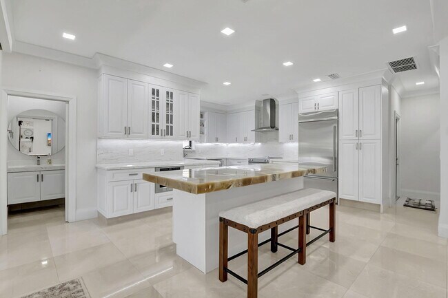Building Photo - 10099 Canoe Brook Cir
