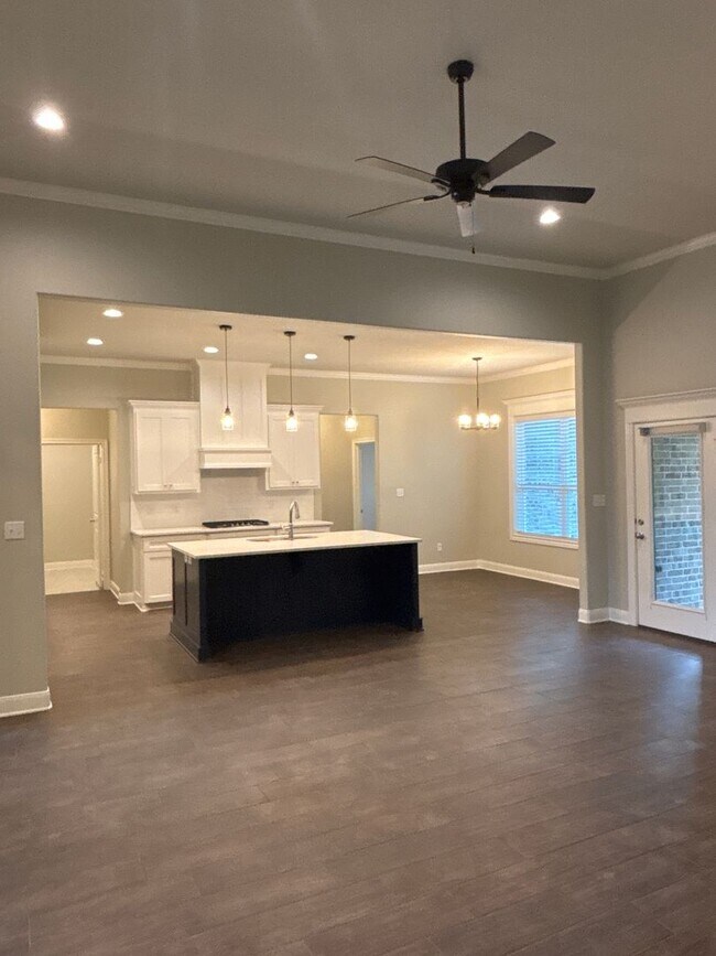 Building Photo - Beautiful South Tyler Rental in Royal Vist...
