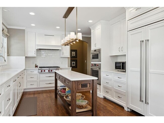 Building Photo - 2810 W Lake of the Isles Pkwy