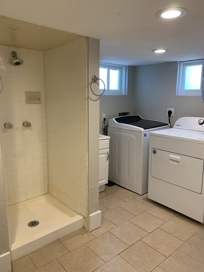 Building Photo - STUDENTS WELCOME! Adorable Single-Family Home in Historic Old Town