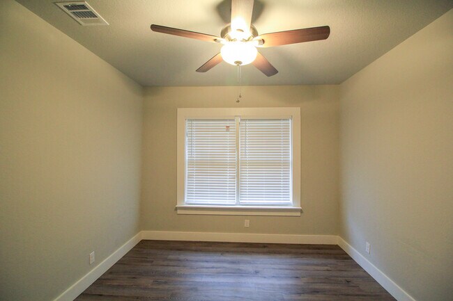 Building Photo - Historic 3/2 Adorable Remodel in Dignowity...