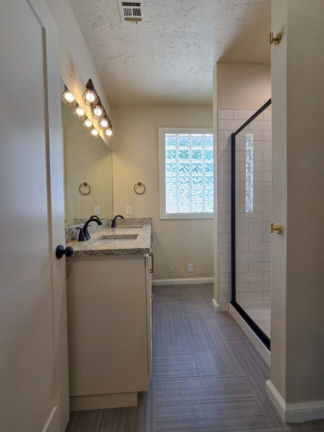 Building Photo - Cute 3 Bedroom Brick home in Shawnee