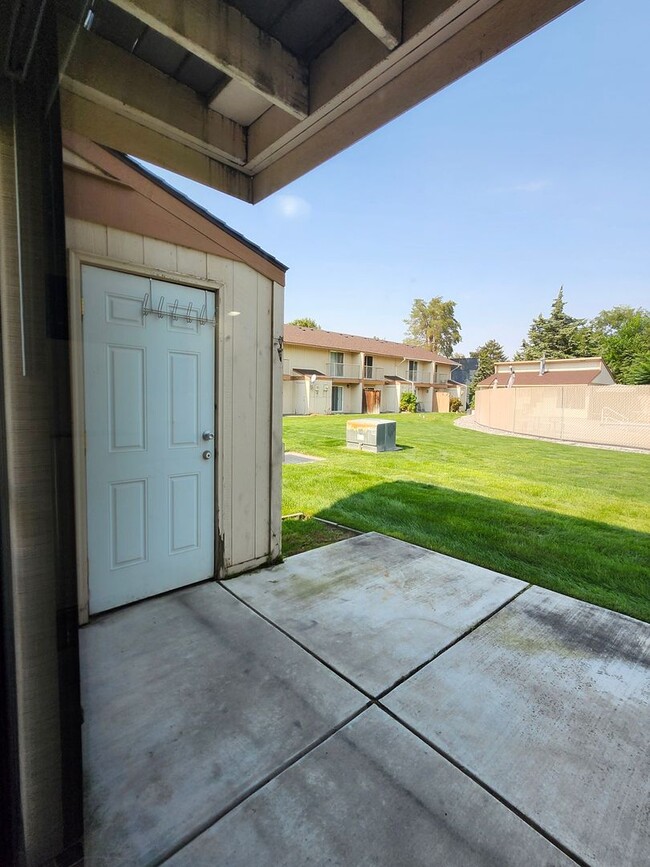 Building Photo - Spacious N. Richland Townhome- Includes Washer & Dryer!