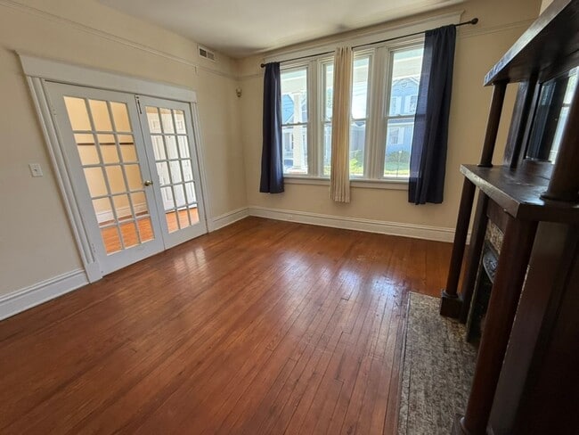 Building Photo - Spacious 3BR / 2BA apartment with ensuite bath and in-unit laundry