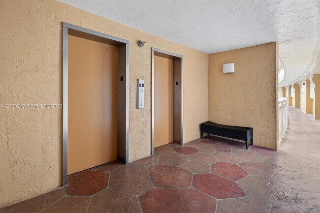 Building Photo - 328 N Ocean Blvd