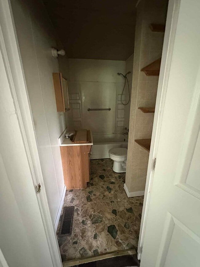 Building Photo - Small Family Home!