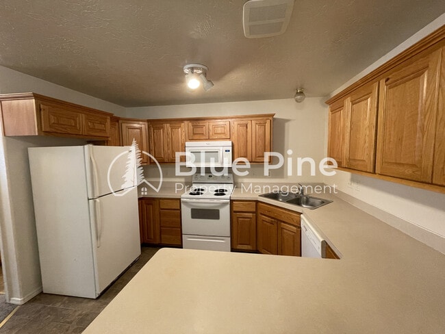 Building Photo - 345 S Byron Ave