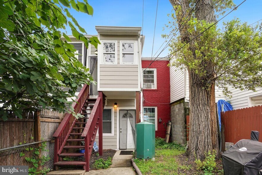 Building Photo - 330 20th St NE