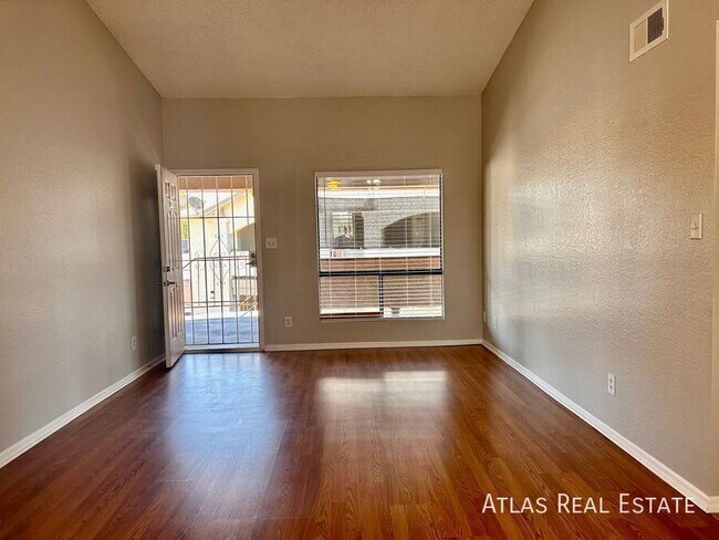 Building Photo - 465 W Ivyglen St