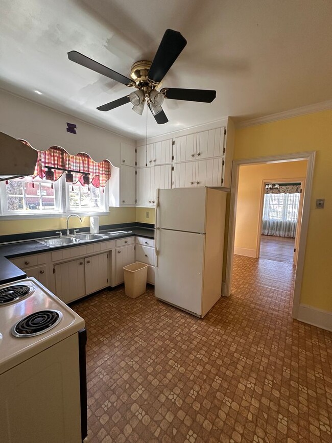 Building Photo - 3 Bed 2 Bath Brick Home with Fenced in Backyard and Additional Living Space