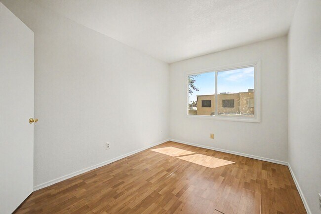 Building Photo - ***INCREDIBLE TOWNHOME with ALL appliances & water, sewer, trash INCLUDED!